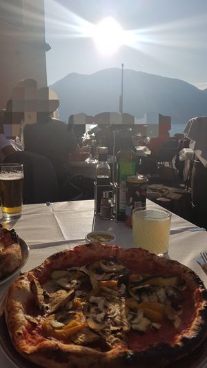 Pizza mit gegrillten Auberginen, Paprika, Pilze, Zucchini at Ristorante Pizzeria La Roche in Marnega Brenzone Sul Garda