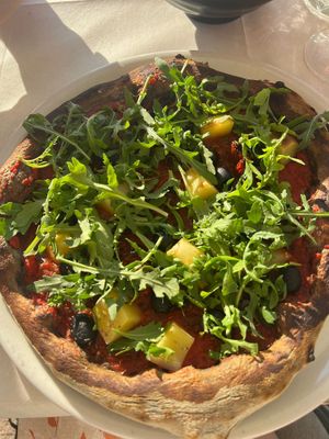 Pizza Veggy mit dunklem "Kohle-Teig" at Ristorante Pizzeria La Roche in Marnega Brenzone Sul Garda