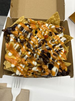 BBQ Chick’n Nachos (a freebie since I came right after a restaurant photo shoot 🩷)  at Unburger Grill in Dearborn