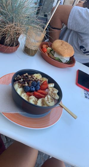 Smoothie Bowl 😋🍓🫐 and the burger 🍔 at Veganices in Tavira