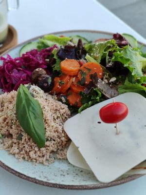 Beyond-Meat-with-Cheese-Patty, Couscous und Salat at Veganices in Tavira