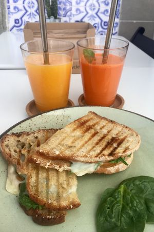 Juices & Toast with tomato+spinach+garlic+oregano+VEGAN CHEESE= *Happy Vegans!* at Veganices in Tavira