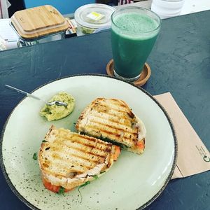 Cheese toastie and smoothie at Veganices in Tavira