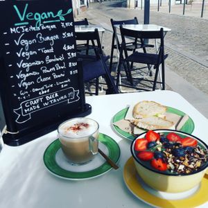 Smoothie bawl, cafe latte and cheese sandwish at Veganices in Tavira