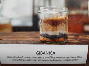 Un Plato del este de Eslovenia, con semillas de amapola, nueces, "queso cottage" veganizado y manzanas. at Güjžina - Green One Bistro in Ljubljana