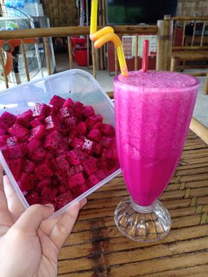 Dragon fruit juice at Quan 3 Chi Em in Mai Chau