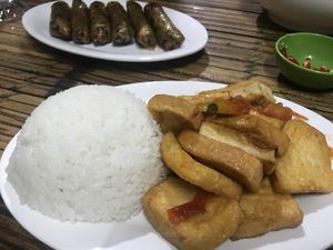 Tofu in tomato sauce and steamed rice - vegan  at Quan 3 Chi Em in Mai Chau