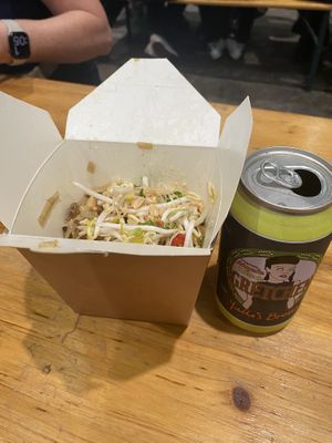 Yullies at Finders keepers markets Pad Thai and my fav maple Gretchen beer ☺️  at Yulli's Brews in Alexandria