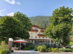 Front at Strandhotel am Weissensee in Weissensee