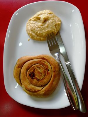 Caracol con spinach y hummus at Papas Elvira in Granada