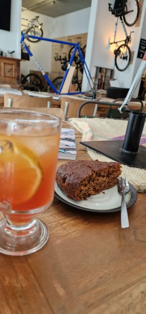 Ice tea 🥕 cake at Fixed Gear Coffee in Valkenburg