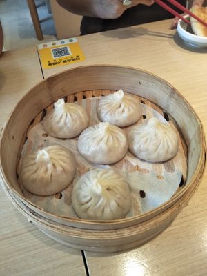 Xiao Long Bao (soupy dumplings) at Dancing Dumplings 舞蔬尚饺 - Wǔ Shū Shàng Jiǎo - temporarily closed in Shanghai