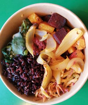 barquette grande faim avec riz noir at Fruta Madre in Lyon