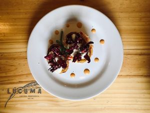 Chapulina: corteza de papa rellena de portobello, espárragos, setas, jengibre, champiñones y pimiento rojo montado sobre en puré de papa  at Lúcuma in Guadalajara