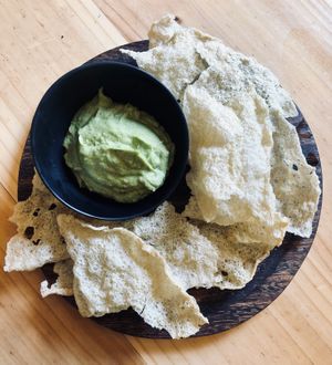 Botana: chicharrón de trigo y guacamole de la casa at Lúcuma in Guadalajara