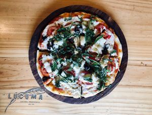 Mediterránea pizza: jitomate aceituna negra, calabaza, alcachofa y albahaca fresca at Lúcuma in Guadalajara