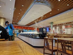 Buffet on both sides at Sù Mǎn Xiāng 素满香 - Wujiaochang in Shanghai