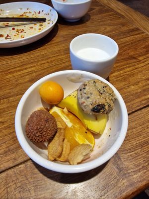 Some sweet items at Sù Mǎn Xiāng 素满香 - Wujiaochang in Shanghai