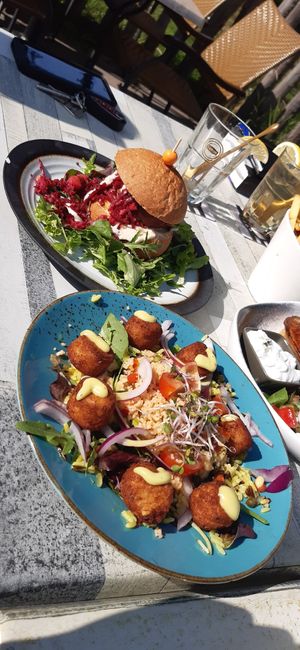 Truffel burger en (voorgerecht) falaffel salade at Chillers in Emmeloord