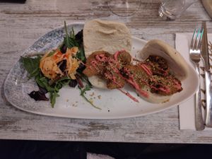 Voorgerecht: gefrituurde oesterzwammen op een gestoomd bao broodje. at Chillers in Emmeloord