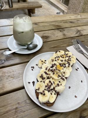 homemade peanut butter / cacao / banana toast and iced matcha latte at Comoba in Lisbon