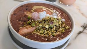 Rhubarb porridge at Comoba in Lisbon