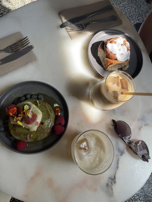 Matcha pancakes and cinnamon roll  at Comoba in Lisbon