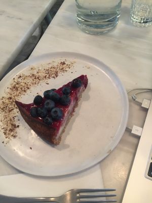 Vegan cheesecake at Comoba in Lisbon