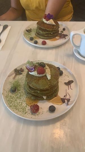 Matcha pancakes with cashew cream at Comoba in Lisbon