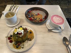 Chia porridge, Matcha pancakes, beetroot latte, ginger tea at Comoba in Lisbon