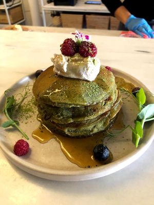 matcha pancakes at Comoba in Lisbon