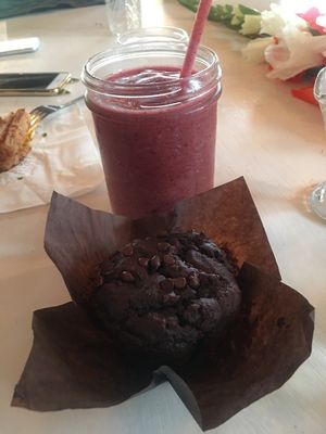 Vegan chocolate beet muffin and Refresh smoothie minus honey at Manzanita Market in Taos