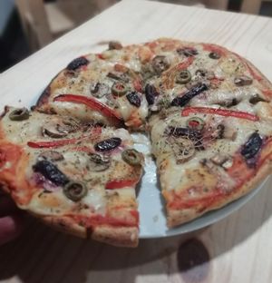 Pizza vegan at Namaste Coffee in Lima