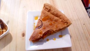 Pie de durazno at Namaste Coffee in Lima