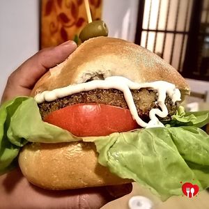 Creo que son las hamburguesas veganas más ricas que he probado. at Namaste Coffee in Lima
