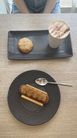 snickers, cookie and cappucino at Amour Patisserie Vegetale in Nice