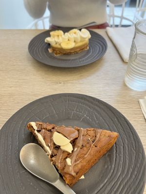 Banofee pie and chocolate cake  at Amour Patisserie Vegetale in Nice