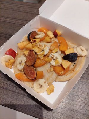 Pancakes with fruits and maple syrup at Amour Patisserie Vegetale in Nice