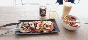 Pancakes ... Smoothie bowl at Amour Patisserie Vegetale in Nice