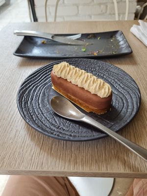 Snickers cake at Amour Patisserie Vegetale in Nice