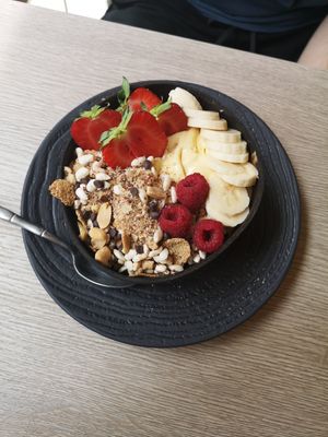 Mango smoothie bowl at Amour Patisserie Vegetale in Nice