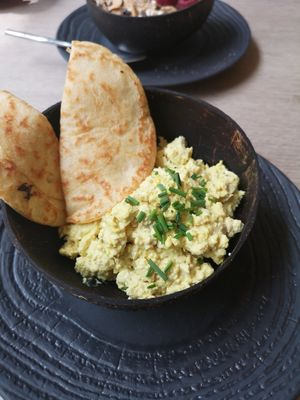 Scrambled tofu at Amour Patisserie Vegetale in Nice