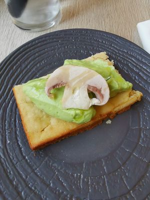 Avocado toast at Amour Patisserie Vegetale in Nice