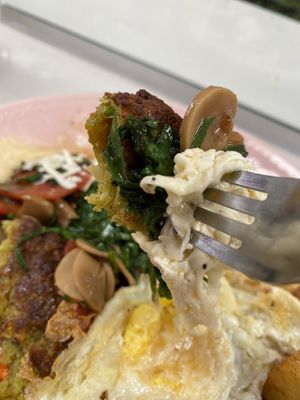No recuerdo el plato tenía salteado de vegetales, huevo frito, croquetas de arvejas y papas fritas  at Green Falafel in Cusco