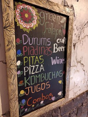El cartelito en la entrada at Green Falafel in Cusco