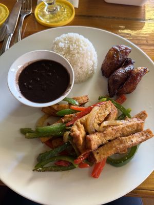 Vegan tofu ropa vieja  at Cuba's Cookin' in Oranjestad