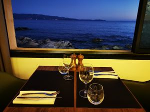 Tisch innen at L'Altru Versu in Corsica