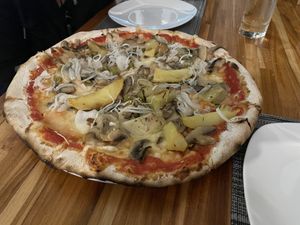 Pizza vegana with vegan cheese  at Ristorante Pizzeria Cahuita in Cahuita