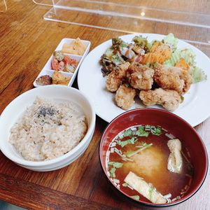 Karaage lunch plate at Nagi Shokudo in Kamakura