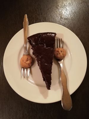 Chocolate cake at Nagi Shokudo in Kamakura
